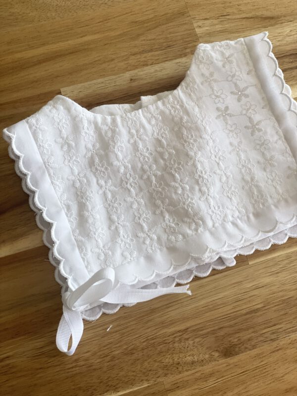 BABEROLA BORDADA Benie Kids